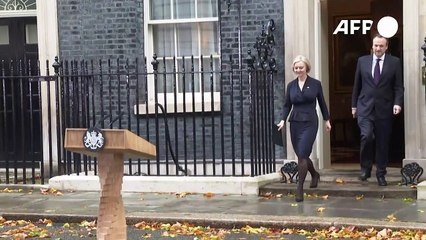 Primera ministra británica dimite acorralada tras seis semanas en el cargo