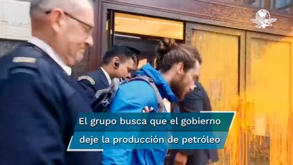 Activistas tiñen de pintura naranja los almacenes londinenses Harrods