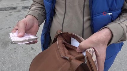 Çaresiz kaldı, çaresiz bırakmadı... Yolda bulduğu para dolu çantayı karakola teslim etti