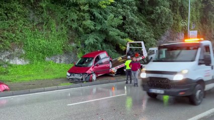 Minibüs ile çarpışan otomobildeki 2 kişi yaralandı