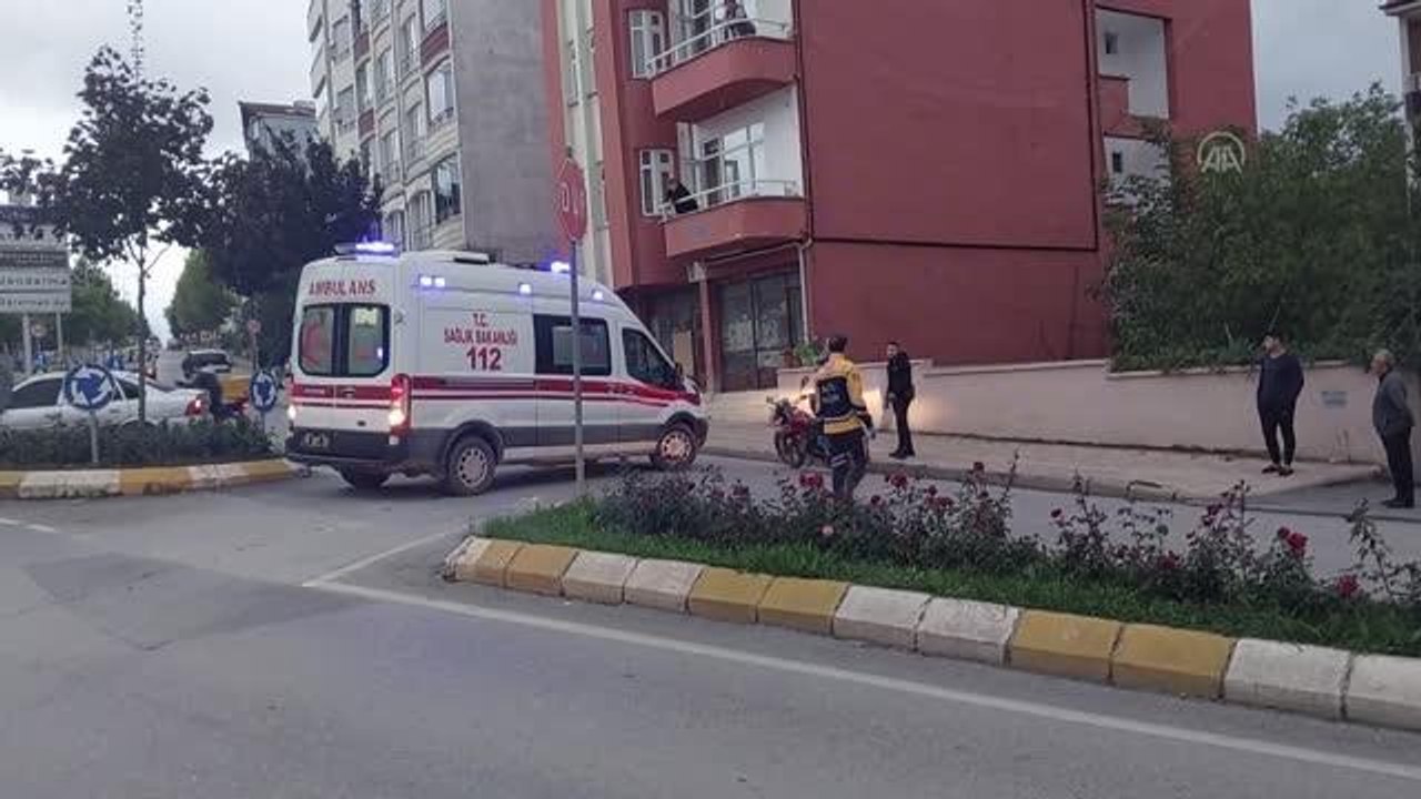 Motosikletin çarptığı yaya ve motosiklet sürücüsü yaralandı