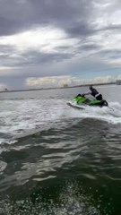 Le tour du jet ski se termine avec un gars dans l'eau - Buzz Buddy