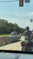Un motard en colère brise le rétroviseur d'un camion - Buzz Buddy