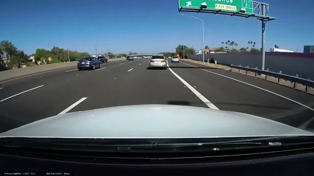 Une voiture déviée provoque plusieurs collisions - Buzz Buddy