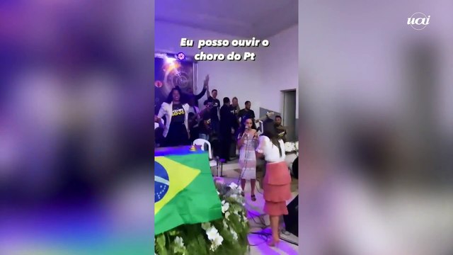 Evangélicos cantam em igreja: ‘Eu posso ouvir o choro do PT’