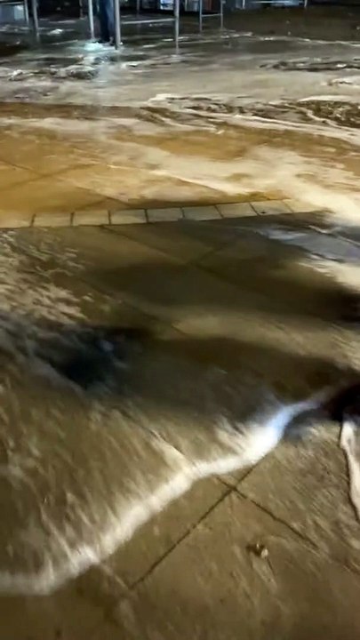 Vague se brisant au mexique de l'ouragan kay - Buzz Buddy