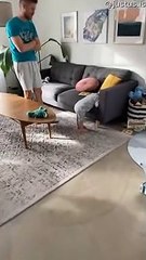 Petit garçon s'endort debout - Buzz Buddy