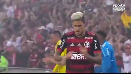Jogador do Flamengo comemora gol em Libras