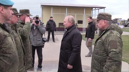 Putin, kısmi seferberlik kapsamında orduya çağrılanların hazırlık sürecini denetledi