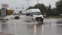 Erzincan yerel haberleri | Erzincan'da sağanak yağış sonrası caddeler dereye döndü