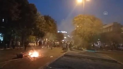 İran'da protesto gösterileri devam ediyor