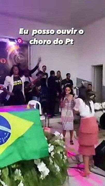 Evangélicos cantam em igreja: 'Eu posso ouvir o choro do PT'