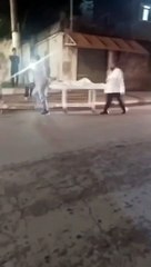 Cansado de esperar, filho tenta levar a mãe doente para casa… numa maca