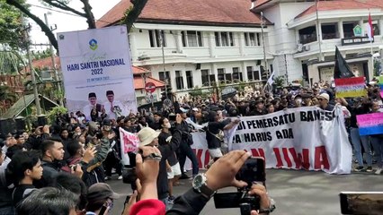 AREMA DAN AREMANIA TUNTUT KEADILAN DAN TRASPARANSI PRIHAL KEJADIAN KANJURUHAN