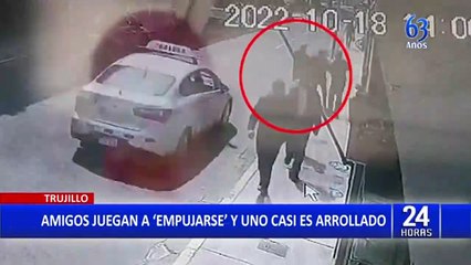 ¡Gran susto! Jugaban a ‘empujarse’ y joven casi muere atropellado