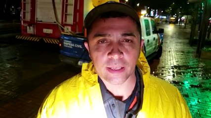 Calçadão é lavado pela Defesa Civil após grande quantidade de chuva em Cascavel