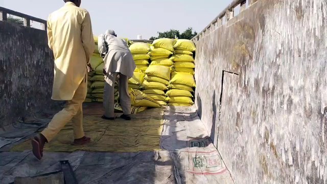 ब्रांडेड उवर्रक के बैग में नकली डीएपी खाद का गौरखधंधा