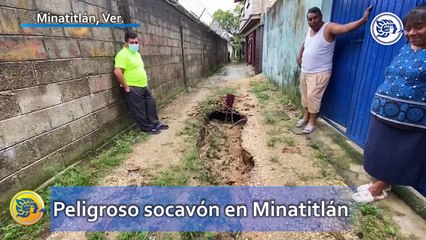 Peligroso socavón en Minatitlán