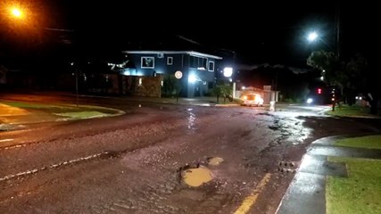 Moradores do Maria Luiza improvisam sinalização de buracos na via para alertar condutores