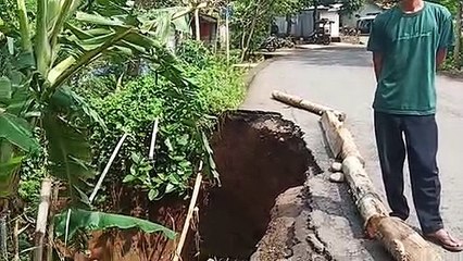 Ruas jalan Mekarmukti Bungbulang di Kp. Tegalbuleud longsor harap hati hati bagi pengguna jalan