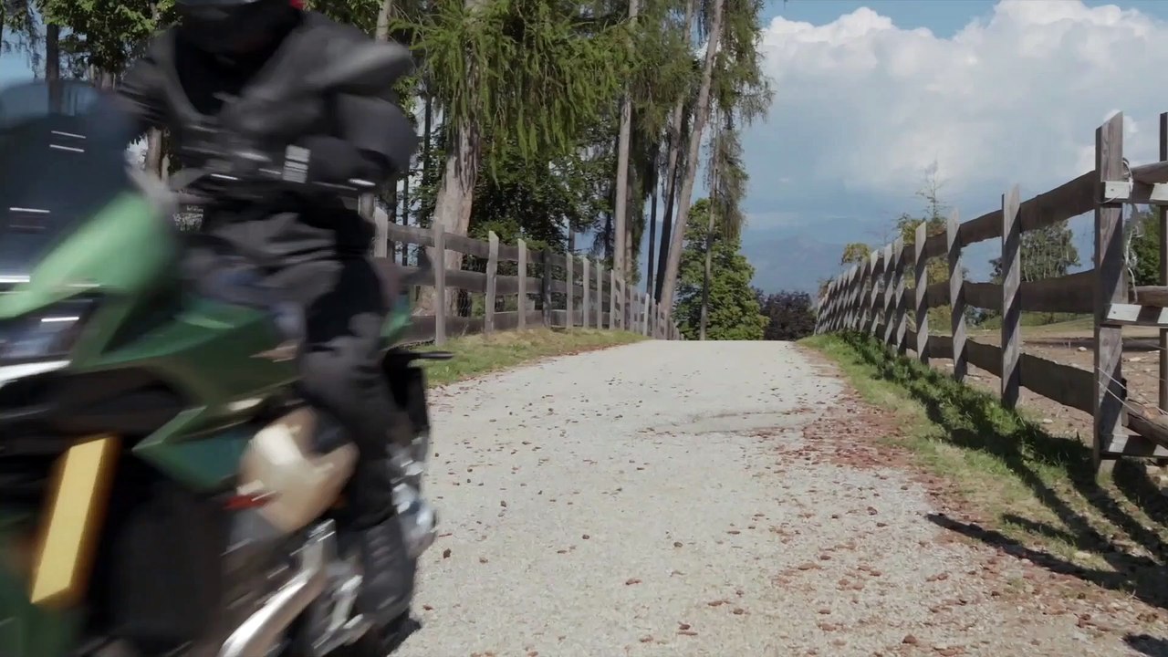 Moto Guzzi V100 Mandello S Driving in the city