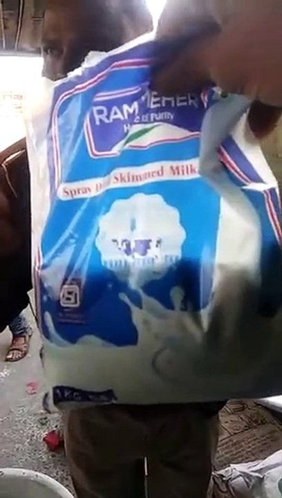 LIVE RAID VIDEO : सूजी और वॉल पुट्टी को मिलाया, और बन गया मावा और मिल्क केक!