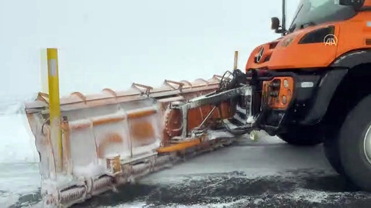 Ardahan'da kar ve tipi ulaşımı aksatıyor