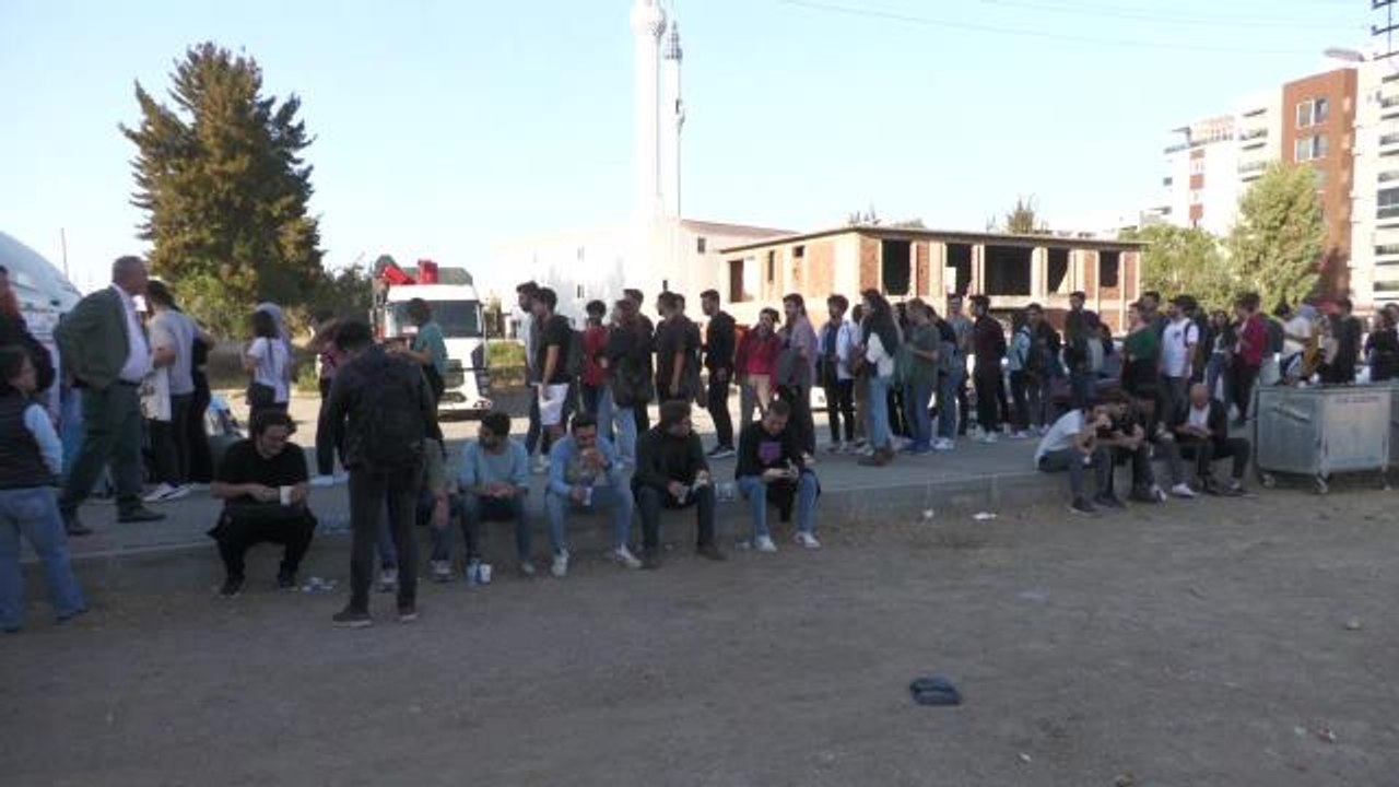 Kırıkkale haber: İzmir Katip Çelebi Üniversitesi Kapıları Kapattı, Öğrenciler Kaldırımda Toz İçinde Yemek Yedi.