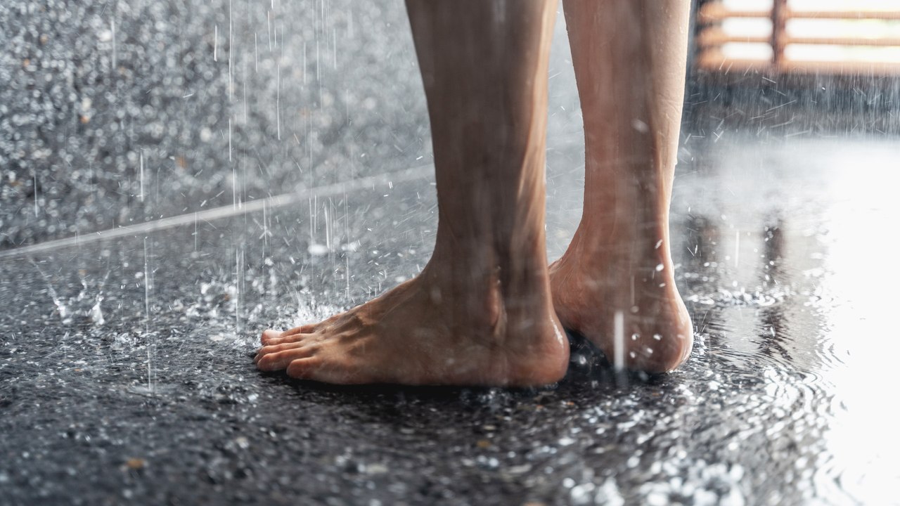 Expertin warnt: So gefährlich ist Pinkeln unter der Dusche