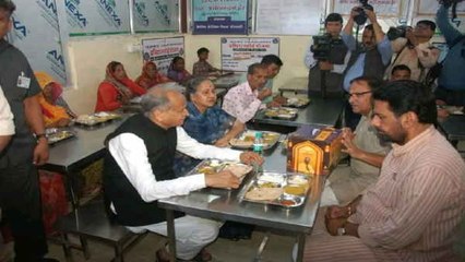 Ashok Gehlot ने किया पत्नी के संग इंदिरा रसोई में भोजन,दाल मंगोड़ी की सब्जी और चपाती का उठाया लुत्फ