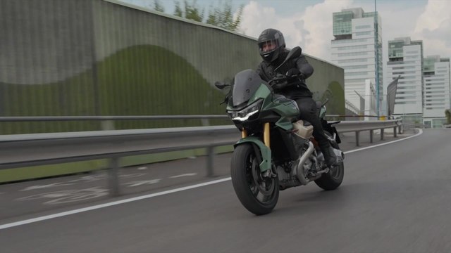 Moto Guzzi V100 Mandello S Driving in the city