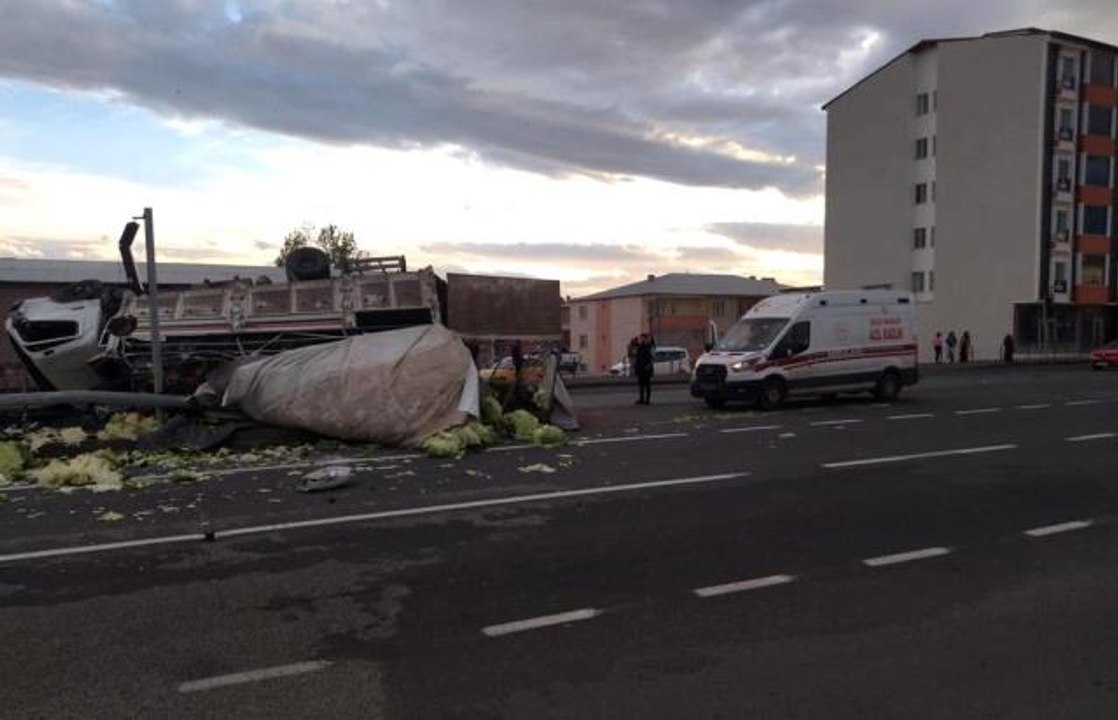 Erzurum haberi! Erzurum'da sebze yüklü kamyon otomobile çarparak takla attı