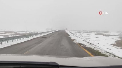 Sahara geçidinde ulaşıma kar ve tipi engeli