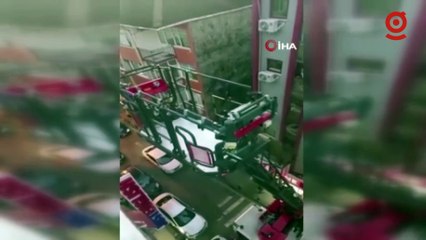 Tamir etmek için çıktığı çatıda mahsur kaldı