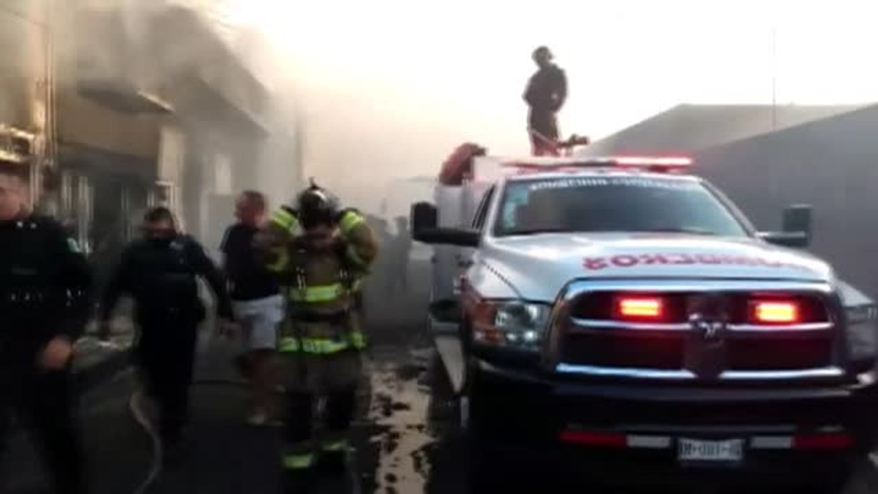 Un millar de desalojados por el choque de un tren con un camión cisterna en México