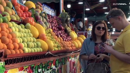 شاهد: مطاعم الهواء الطلق في مراكش تقدم أطباقها من جديد مع عودة السائحين