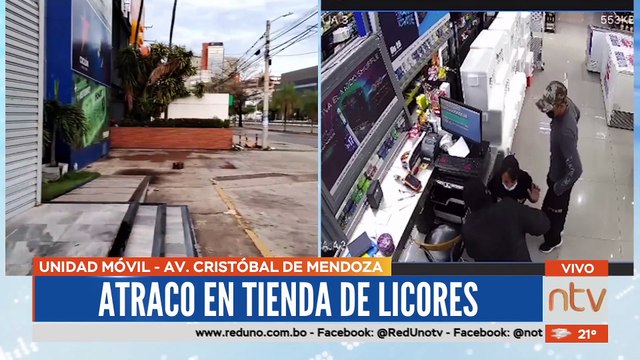 Cámaras registran el momento en que delincuentes armados atracan licorería y encañonan a cajeros para llevarse el dinero de la venta del día.
