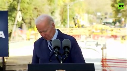 Joe Biden boşlukla sohbet etti
