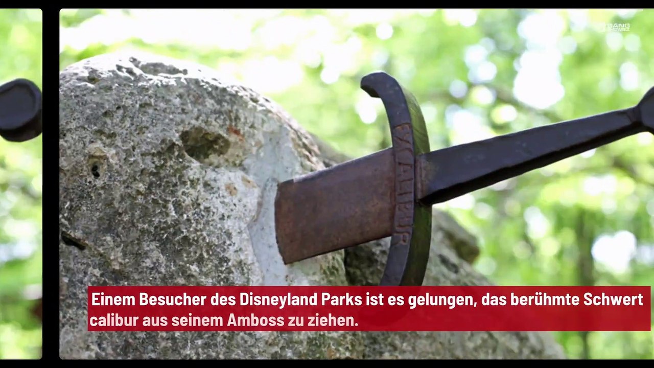 Disneyland: Mann zieht das Excalibur-Schwert aus dem Amboss