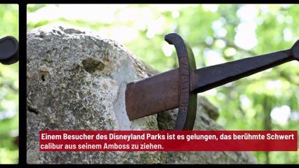 Disneyland: Mann zieht das Excalibur-Schwert aus dem Amboss