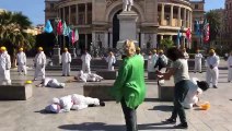 Tute bianche sporche di sangue, flash mob a Palermo contro le morti sul lavoro