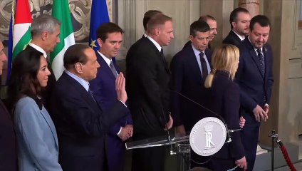 Consultazioni al Quirinale, Berlusconi dà un buffetto a Enrico Lucci dopo le dichiarazioni di Meloni