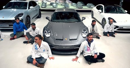 En Allemagne, des militants écologistes se sont collés au sol d'un showroom Porsche pour lutter contre la pollution
