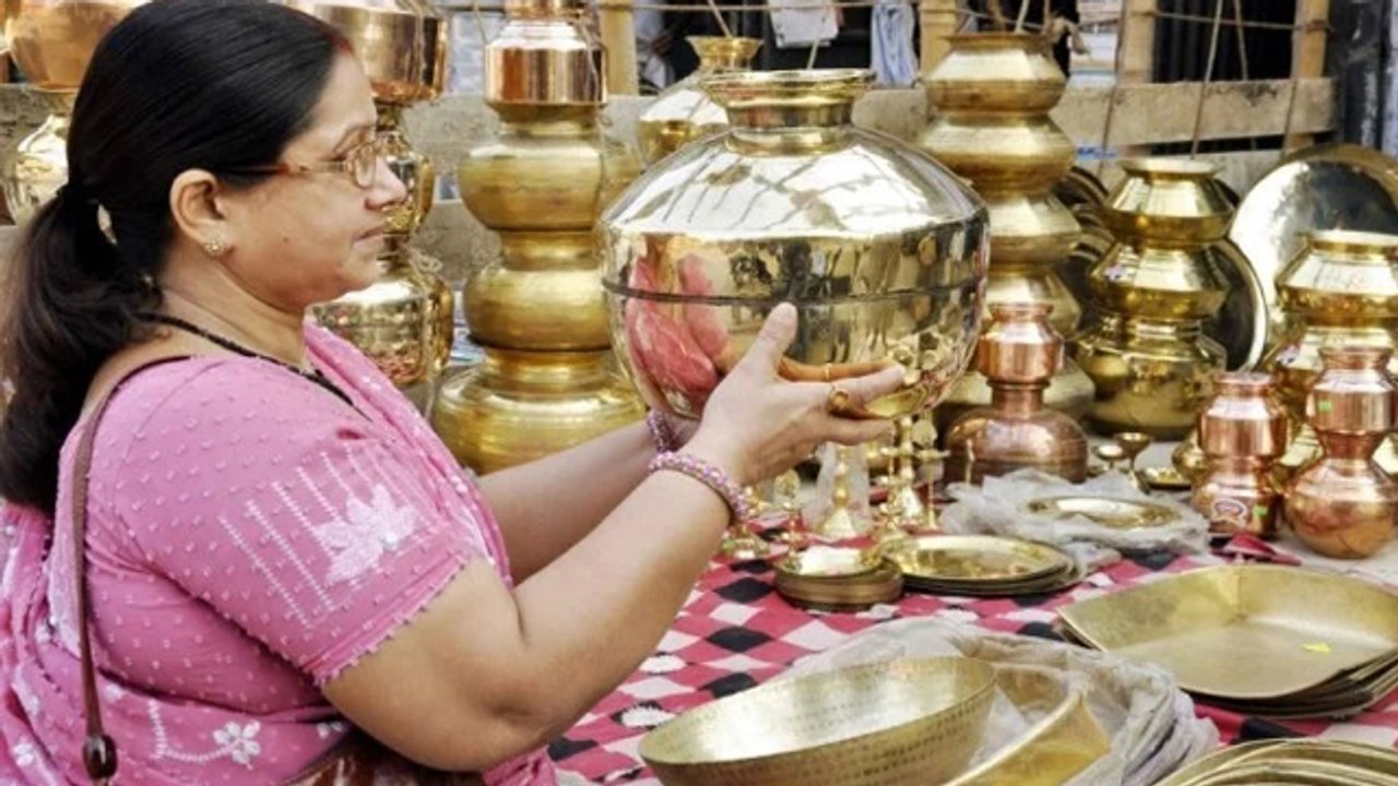 Dhanteras 2020: धनतेरस पर बर्तन खरीदना क्यों मा...