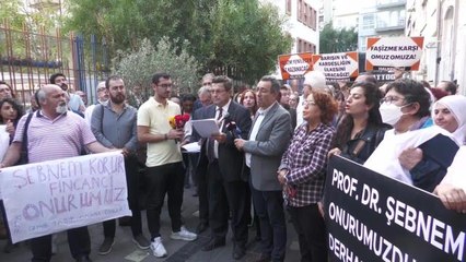 İzmir'de 'Şebnem Korur Fincancı' Protestosu: "Tabip Odalarının, Meslek Birliklerinin ve Sendikaların Sesini Kesme, Susturma Gayreti"