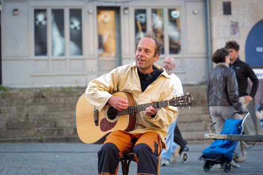 Devenu une figure à Rennes, Rodrigue chante dans la rue depuis près de 30 ans