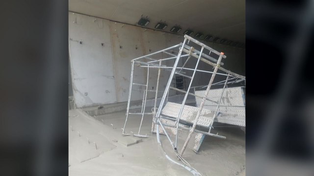 광주 지하차도 공사현장에서 벽 무너져...1명 이송 / YTN