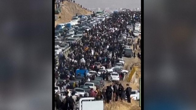 Des milliers d’Iraniens marchent pour Mahsa Amini, 40 jours après sa mort, malgré le danger