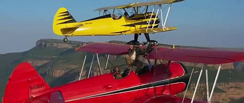 Tom Cruise subido en un avión promocionando 'Misión imposible 7'