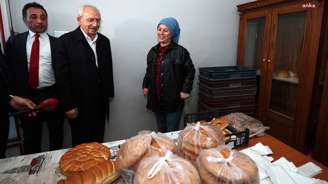 Vatandaş yediği kuru ekmeği Kılıçdaroğlu'na gösterdi